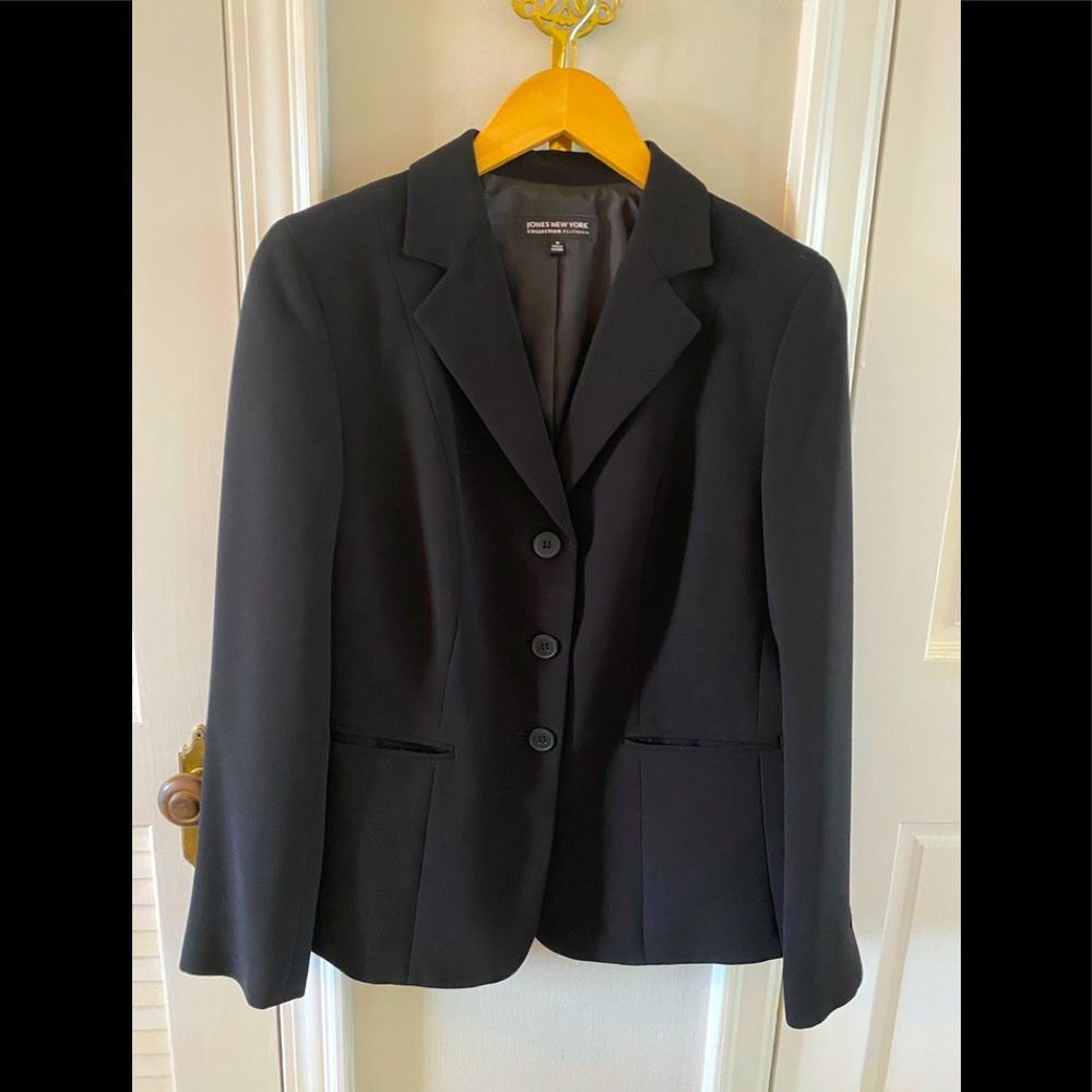 Jones New York blazer; size 8; color black.